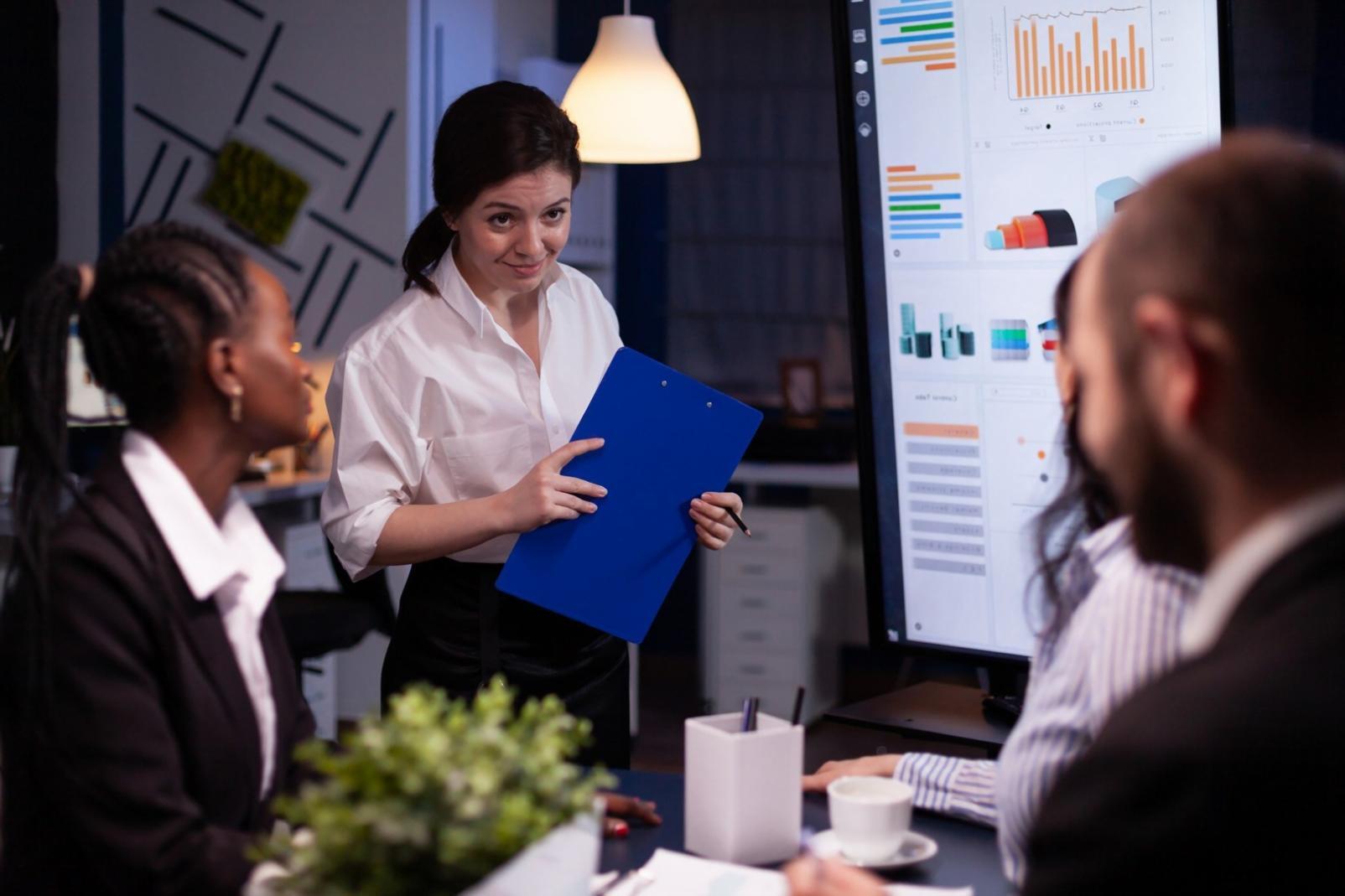 Bureau professionnel illustrant l'environnement de travail rigoureux nécessaire à la conformité réglementaire